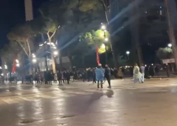 “Rama në burg, Berisha në burg”/ Protestuesit rikthehen përpara Kryeministrisë, përplasen me policinë