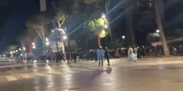 “Rama në burg, Berisha në burg”/ Protestuesit rikthehen përpara Kryeministrisë, përplasen me policinë