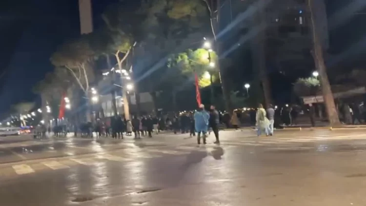 “Rama në burg, Berisha në burg”/ Protestuesit rikthehen përpara Kryeministrisë, përplasen me policinë
