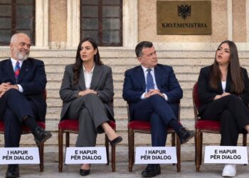 Ftesa e Ramës për dialog kthehet në MEME, karriget para Kryeministrisë bëhen simboli i ironisë në rrjet sociale (FOTO)