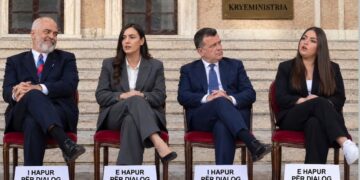 Ftesa e Ramës për dialog kthehet në MEME, karriget para Kryeministrisë bëhen simboli i ironisë në rrjet sociale (FOTO)