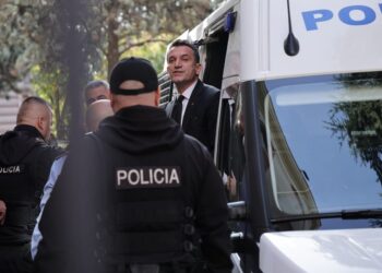 Erion Veliaj transferohet nga burgu i Durrësit në atë të Fierit