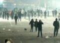 Gaz lotsjellës, flakë dhe gurë! Bulevardi “Dëshmorët e Kombit” kthehet në “skenë lufte”, të rinjtë nuk tërhiqen