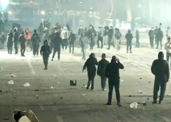 Gaz lotsjellës, flakë dhe gurë! Bulevardi “Dëshmorët e Kombit” kthehet në “skenë lufte”, të rinjtë nuk tërhiqen