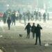 Gaz lotsjellës, flakë dhe gurë! Bulevardi “Dëshmorët e Kombit” kthehet në “skenë lufte”, të rinjtë nuk tërhiqen