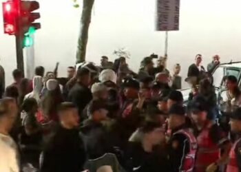 Tensione gjatë marshimit, protestuesit përplasen me policinë