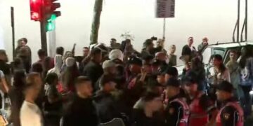 Tensione gjatë marshimit, protestuesit përplasen me policinë