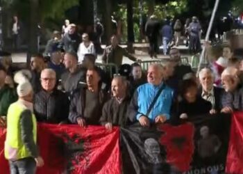 Vazhdon marshimi i qytetarëve: Poshtë qeveria, Rama jep dorëheqjen