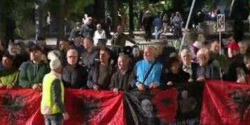Vazhdon marshimi i qytetarëve: Poshtë qeveria, Rama jep dorëheqjen