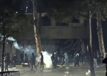 Plagoset një vajzë në bulevardin “Dëshmorët e Kombit”, policia hedh gaz lotsjellës