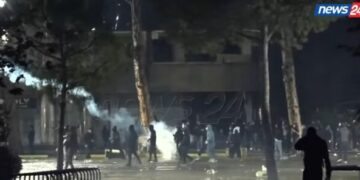 Plagoset një vajzë në bulevardin “Dëshmorët e Kombit”, policia hedh gaz lotsjellës