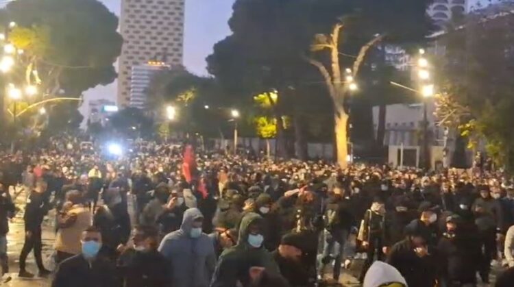 Dhuna tek Bulevardi/ 11 persona përfundojnë te Trauma, ja gjendja e tyre
