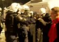 (VIDEO) Momente qetësie mes protestuesve dhe policisë, përshëndetje dhe duartrokitje mes tyre