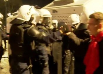 (VIDEO) Momente qetësie mes protestuesve dhe policisë, përshëndetje dhe duartrokitje mes tyre
