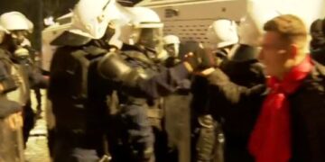 (VIDEO) Momente qetësie mes protestuesve dhe policisë, përshëndetje dhe duartrokitje mes tyre