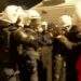 (VIDEO) Momente qetësie mes protestuesve dhe policisë, përshëndetje dhe duartrokitje mes tyre