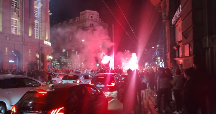 Pas dy vitesh protesta/ Vuçiç mposhtet, studentët shpërthejnë festimet në Beograd