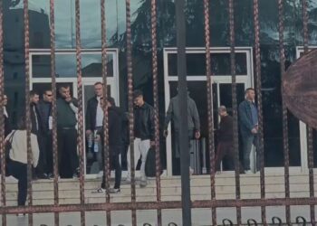 Pedagogët dhe studentët e “Aleksandër Xhuvanit” në Elbasan i përgjigjen bojkotit, ngrihen në protestë