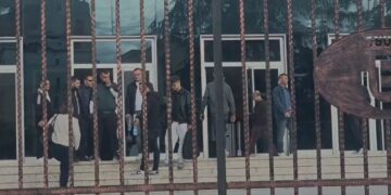 Pedagogët dhe studentët e “Aleksandër Xhuvanit” në Elbasan i përgjigjen bojkotit, ngrihen në protestë