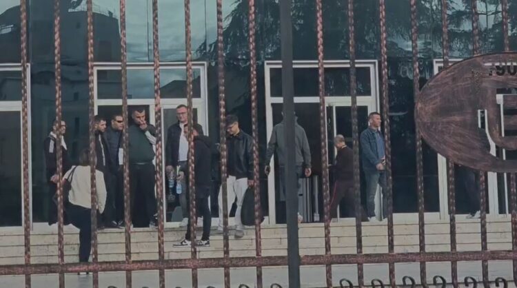 Pedagogët dhe studentët e “Aleksandër Xhuvanit” në Elbasan i përgjigjen bojkotit, ngrihen në protestë