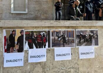 Refuzuan ftesën për dialog, studentët ngjitin në muret e Kryeministrisë fotot e të rinjve të dhunuar nga policia