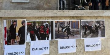 Refuzuan ftesën për dialog, studentët ngjitin në muret e Kryeministrisë fotot e të rinjve të dhunuar nga policia
