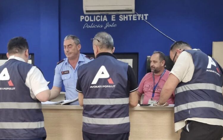 Avokati i Popullit: Dhunë ndaj 26 të rinjve në komisariate, të miturit keqtrajtohen