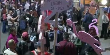 Protestuesit shkojnë tek Komisariati 1 në Tiranë, kërkohet lirimi i protestuesve