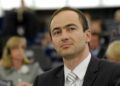 “Të rinjtë duan fundin e korrupsionit”/ Raportuesi i PPE për Shqipërinë reagon për protestat në Tiranë: Të mbrohet e drejta për të kundërshtuar pushtetin