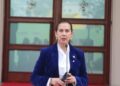 Mirela Kumbaro urdhër të prerë punonjësve: Mos lyeni buzët dhe mos nxirrni gjoksin në punë