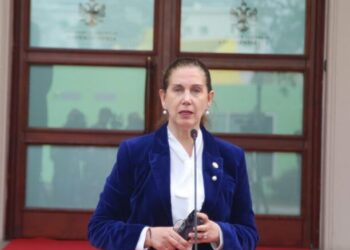 Mirela Kumbaro urdhër të prerë punonjësve: Mos lyeni buzët dhe mos nxirrni gjoksin në punë