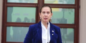 Mirela Kumbaro urdhër të prerë punonjësve: Mos lyeni buzët dhe mos nxirrni gjoksin në punë