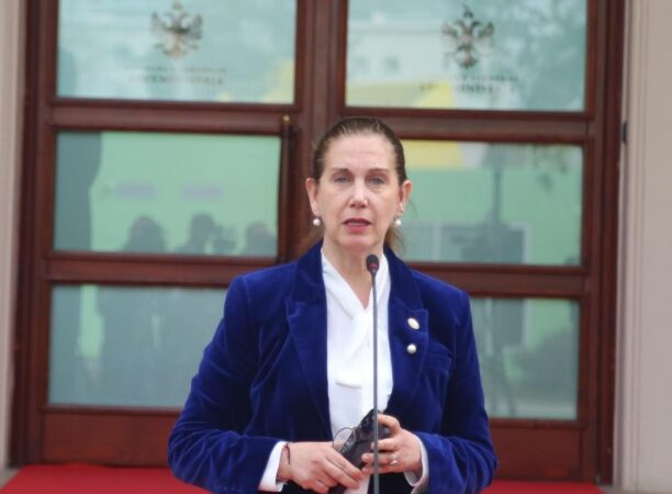 Mirela Kumbaro urdhër të prerë punonjësve: Mos lyeni buzët dhe mos nxirrni gjoksin në punë