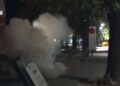 Protestuesit të irrituar hedhin fishekzjarre pranë selisë së PS-së, policia përdor plumba…