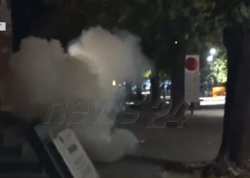 Protestuesit të irrituar hedhin fishekzjarre pranë selisë së PS-së, policia përdor plumba…