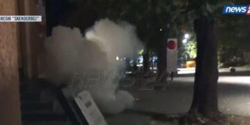 Protestuesit të irrituar hedhin fishekzjarre pranë selisë së PS-së, policia përdor plumba…