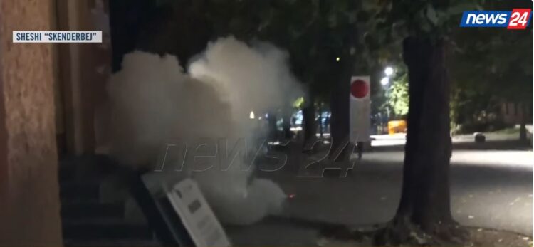 Protestuesit të irrituar hedhin fishekzjarre pranë selisë së PS-së, policia përdor plumba…