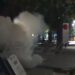 Protestuesit të irrituar hedhin fishekzjarre pranë selisë së PS-së, policia përdor plumba…