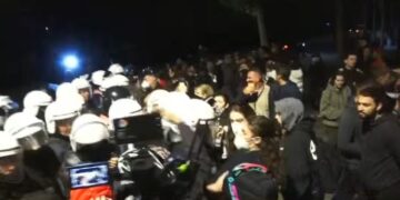 Përplasje e ashpër mes policisë dhe protestuesve tek Parku Rinia