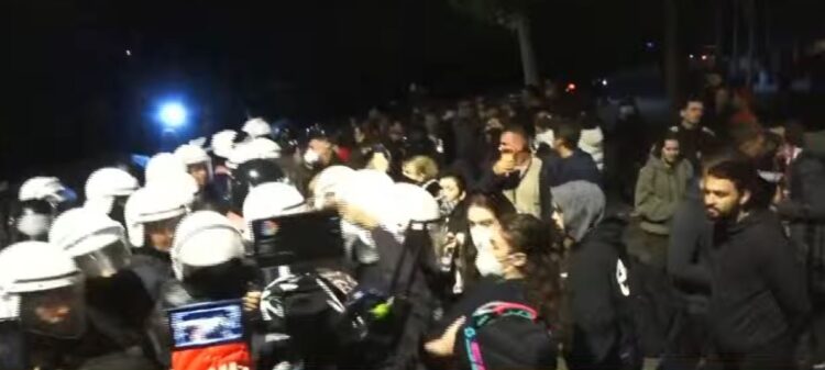 Përplasje e ashpër mes policisë dhe protestuesve tek Parku Rinia