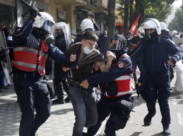 Dhuna brutale, ekspertët kërkojnë mbikëqyrjen e sjelljes së Policisë gjatë protestave