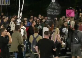 Rama brenda Kryeministrisë? Protestuesit rrethojnë godinën e ekzekutivit