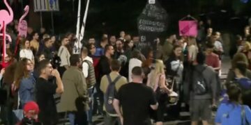 Rama brenda Kryeministrisë? Protestuesit rrethojnë godinën e ekzekutivit