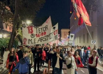 Mbyllet protesta e 127-të antiqeveritare, qytetarët thirrje: Edi Rama, dorëhiqu! Këtu na ke ditë e natë