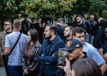 Ervin Salianji me të rinj, i bashkohet protestës studentore. Revolta në Tiranë nuk ka të ndalur