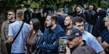 Ervin Salianji me të rinj, i bashkohet protestës studentore. Revolta në Tiranë nuk ka të ndalur