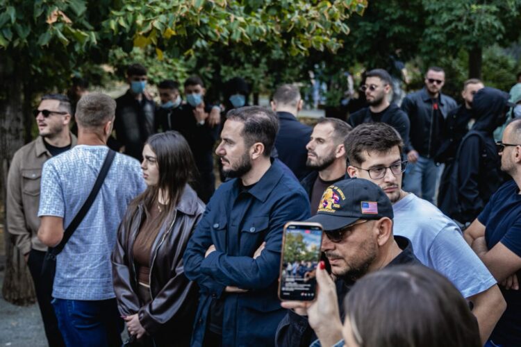 Ervin Salianji me të rinj, i bashkohet protestës studentore. Revolta në Tiranë nuk ka të ndalur