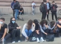 “Çaf-çuf, treni i gjatë, veç për Edin vjen çdo natë”, të rinjtë ironizojnë Ramën me këngë para Kryeministrisë