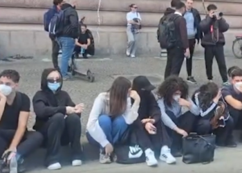 “Çaf-çuf, treni i gjatë, veç për Edin vjen çdo natë”, të rinjtë ironizojnë Ramën me këngë para Kryeministrisë
