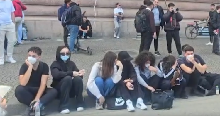 “Çaf-çuf, treni i gjatë, veç për Edin vjen çdo natë”, të rinjtë ironizojnë Ramën me këngë para Kryeministrisë
